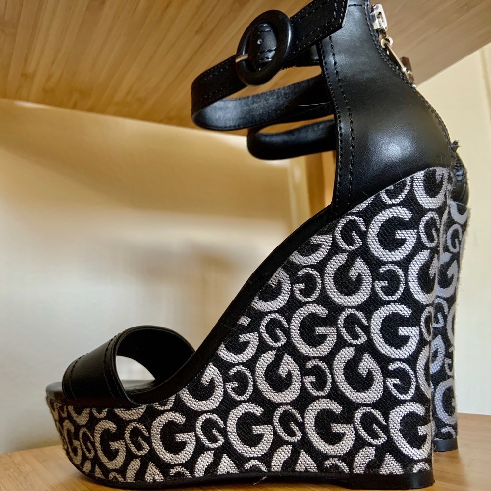 NWOT Guess Minimal Strap Black Wedges